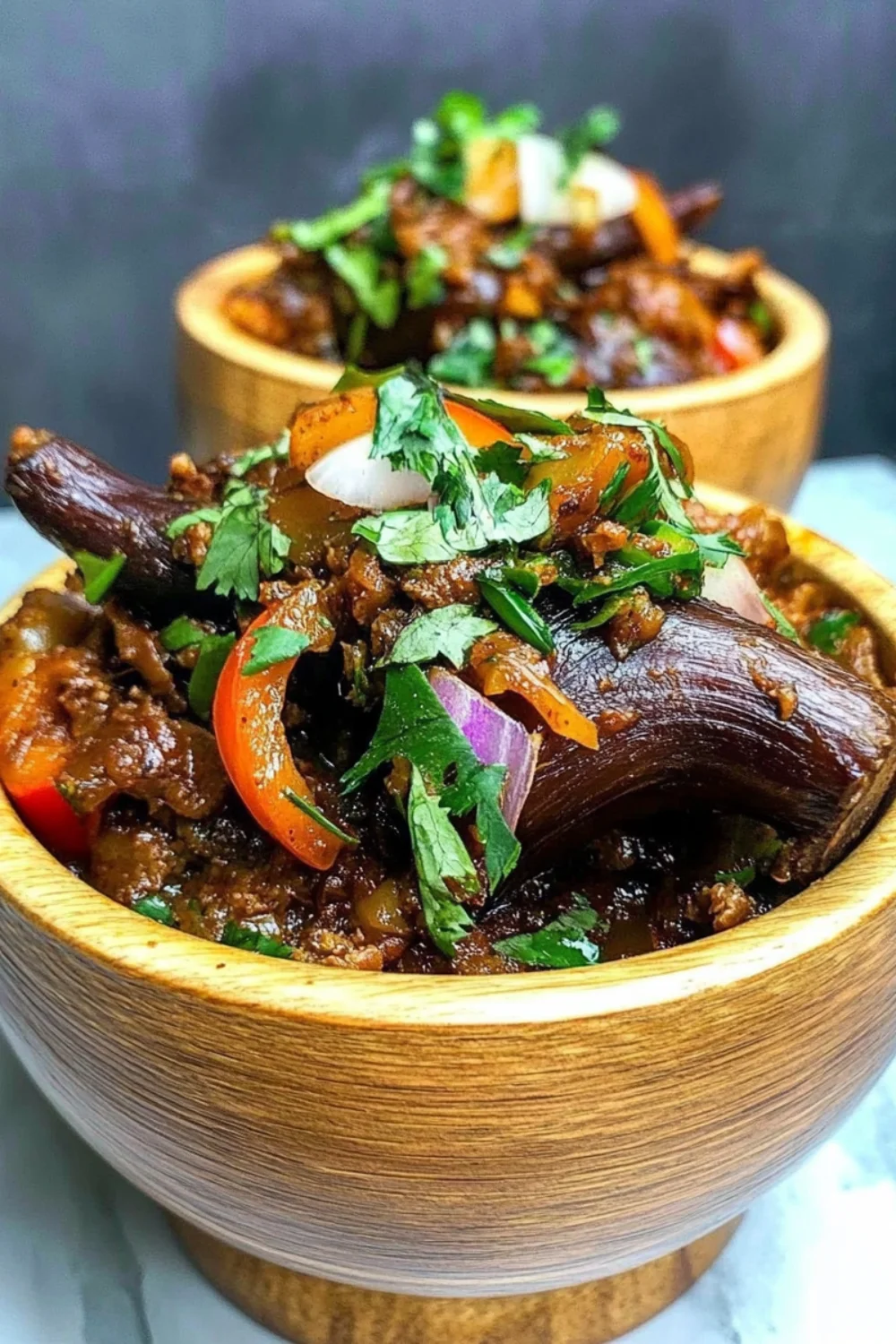 Zarte Lammrippen in würziger Tomatensauce, garniert mit frischen Kräutern.