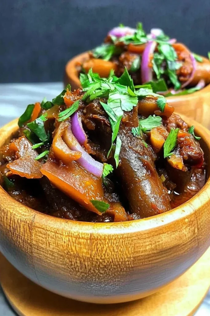 Zarte Lammrippen in würziger Tomatensauce, garniert mit frischen Kräutern.