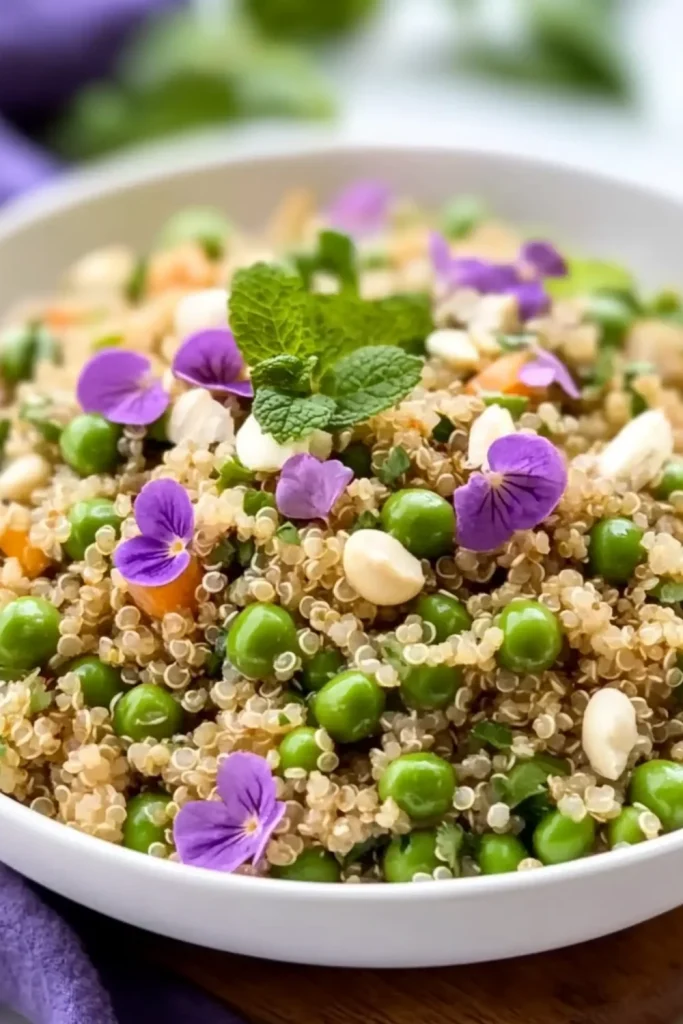 Quinoa-Salat mit frischen Erbsen, roten Zwiebeln und Kräutern.